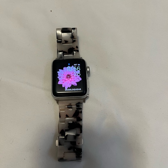 Apple Watch with Gray and Black Tortoiseshell Link Band serie 3